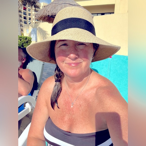 Meet your Posher, Anah - Picture 2 of 5